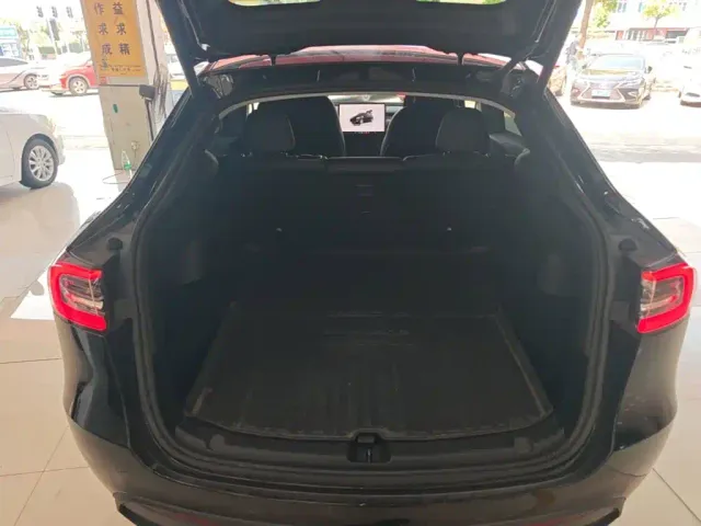 Tesla Model Y — Фото автомобиля 18