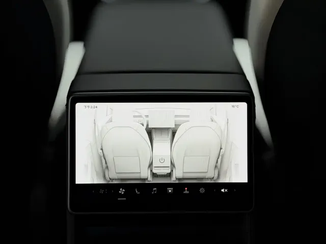 Tesla Model Y — Фото автомобиля 12
