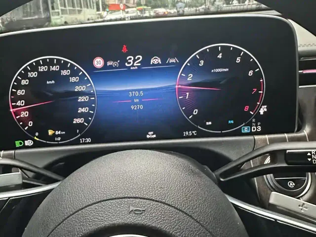 Mercedes-Benz E-Class — Фото автомобиля 14