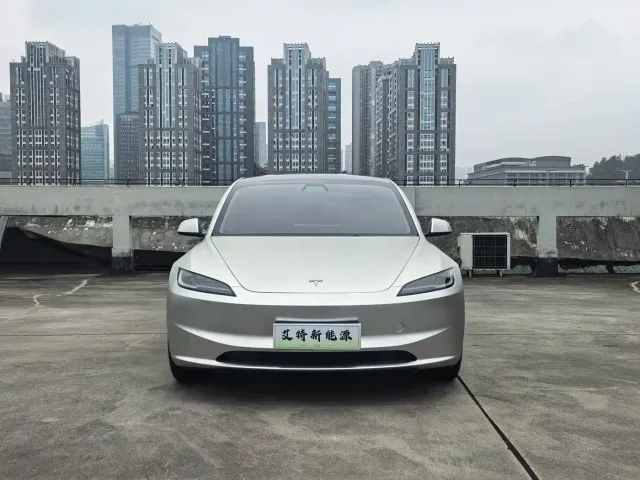 Tesla Model 3 — Фото автомобиля 2