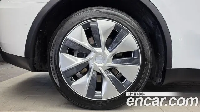 Tesla Model Y — Фото автомобиля 5