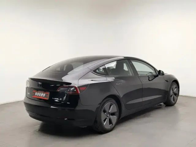 Tesla Model 3 — Фото автомобиля 2