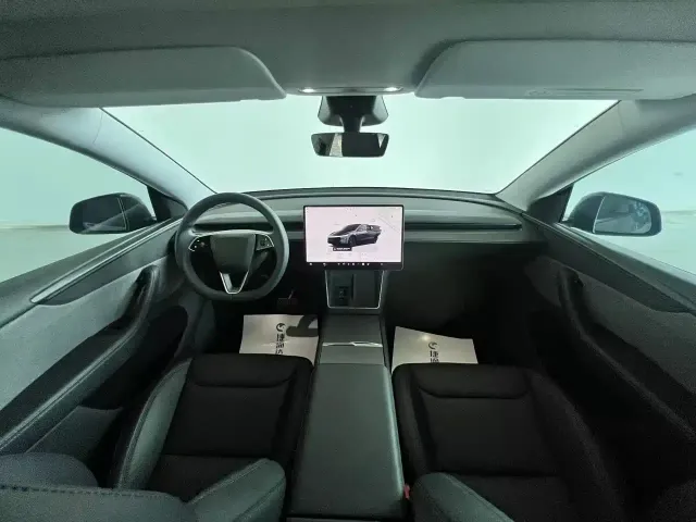 Tesla Model Y — Фото автомобиля 12