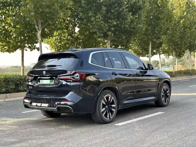 BMW iX3 — Фото автомобиля 9