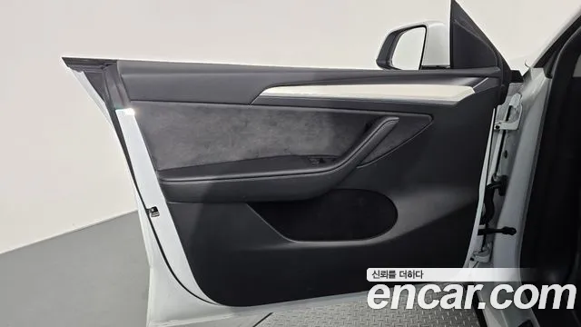 Tesla Model Y — Фото автомобиля 22