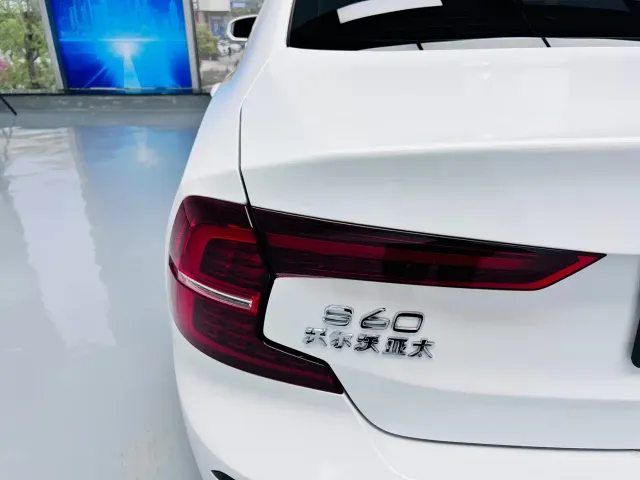Volvo S60 — Фото автомобиля 10
