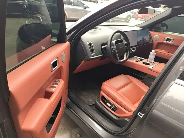 Li Auto L8 — Фото автомобиля 11