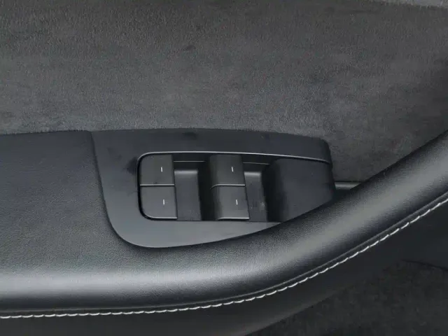Tesla Model Y — Фото автомобиля 9