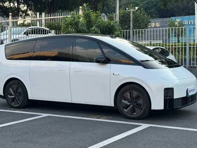 Li Auto MEGA — Фото автомобиля 3