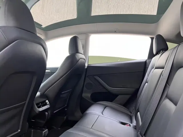 Tesla Model Y — Фото автомобиля 17
