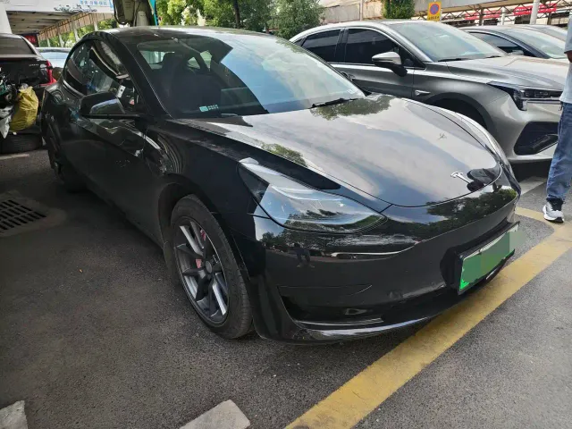 Фотография автомобиля — Tesla Model 3