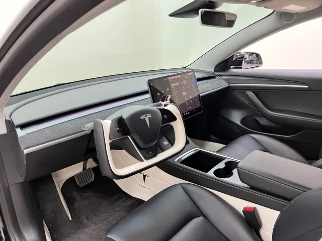 Tesla Model 3 — Фото автомобиля 17