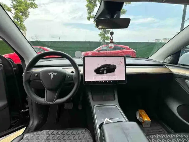 Tesla Model Y — Фото автомобиля 5