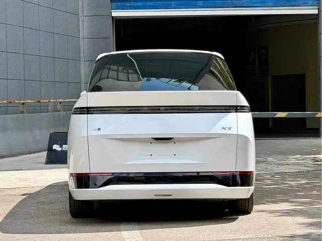 Xpeng X9 — Фото автомобиля 5