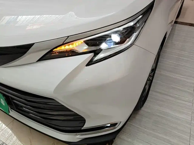 Toyota Sienna — Фото автомобиля 23