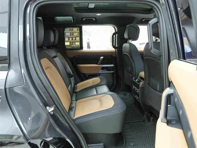 Land Rover Defender — Фото автомобиля 13
