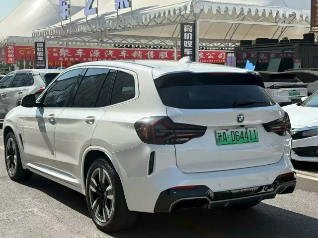 BMW iX3 — Фото автомобиля 9