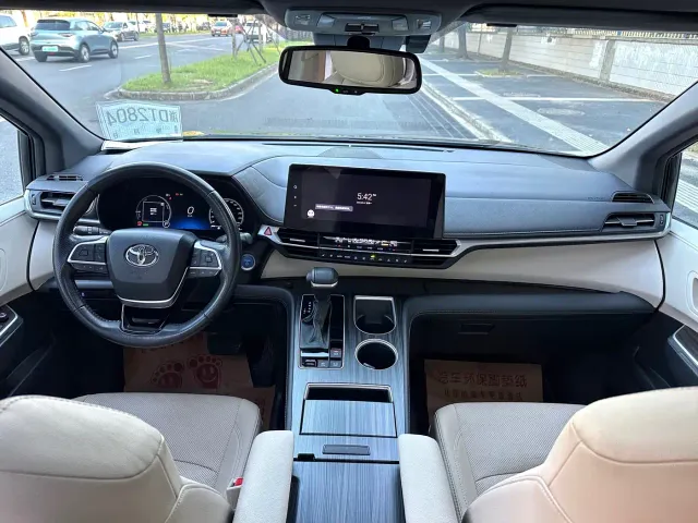 Toyota Sienna — Фото автомобиля 14