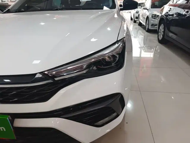Roewe i5 — Фото автомобиля 23