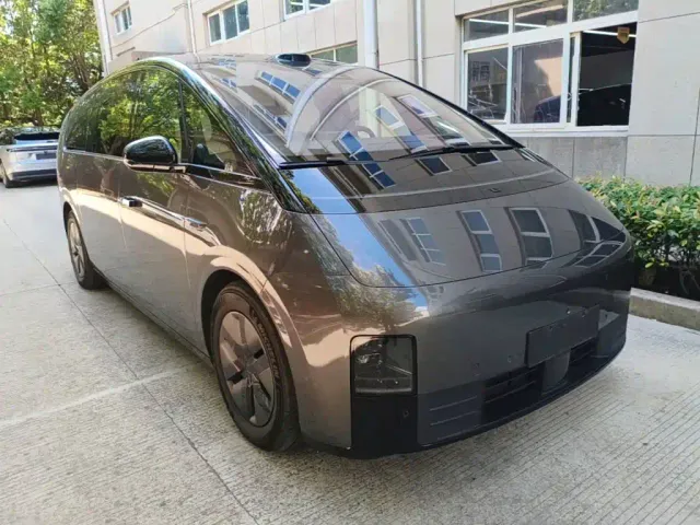 Li Auto MEGA — Фото автомобиля 3