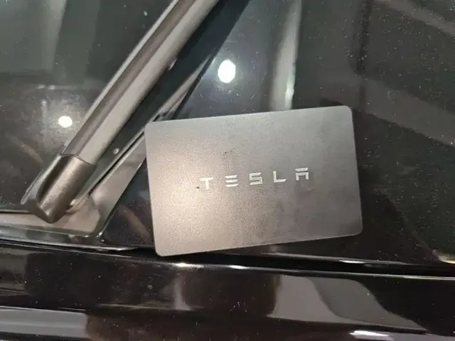 Tesla Model Y — Фото автомобиля 8