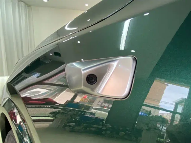 Li Auto L8 — Фото автомобиля 30