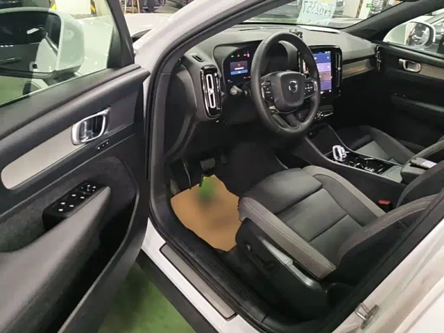 Volvo XC40 — Фото автомобиля 15