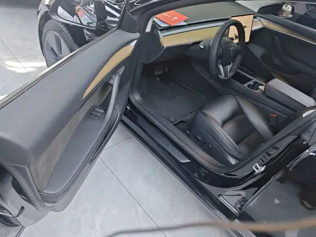 Tesla Model 3 — Фото автомобиля 15
