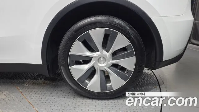 Tesla Model Y — Фото автомобиля 6