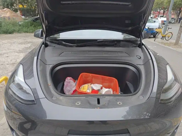 Tesla Model Y — Фото автомобиля 16