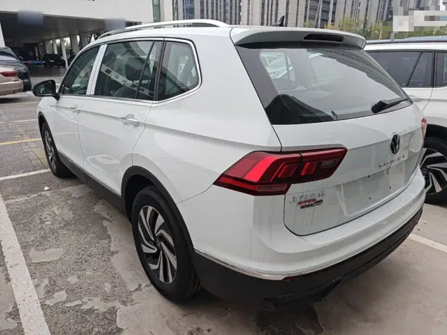 Volkswagen Tiguan L — Фото автомобиля 4