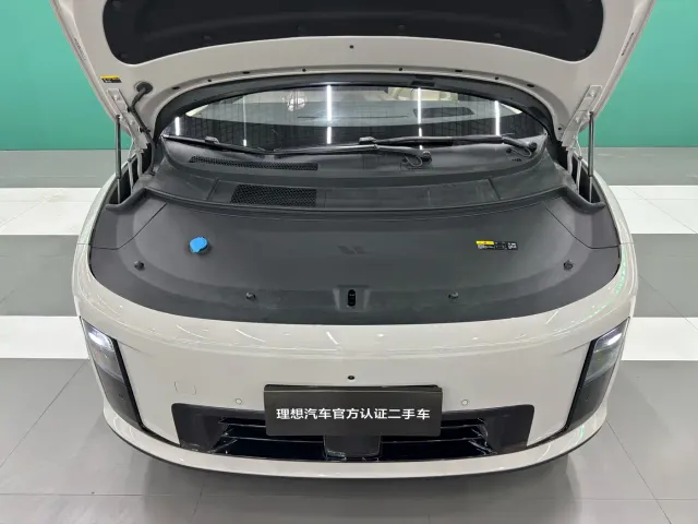 Li Auto i8 — Фото автомобиля 2