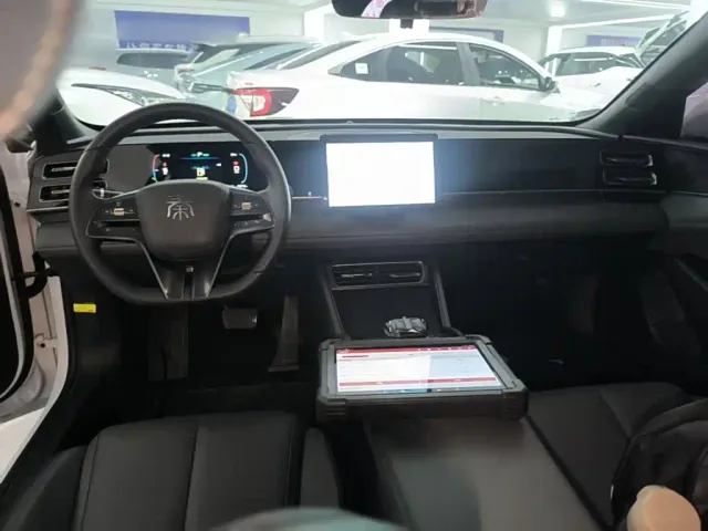 BYD Qin L — Фото автомобиля 9