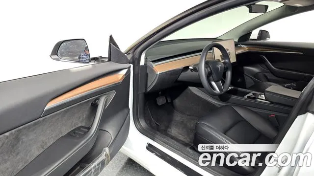 Tesla Model 3 — Фото автомобиля 10