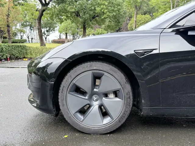 Tesla Model 3 — Фото автомобиля 19