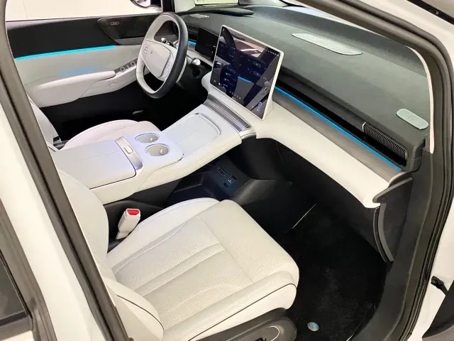 Xpeng X9 — Фото автомобиля 14