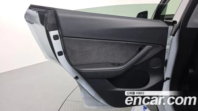 Tesla Model Y — Фото автомобиля 24