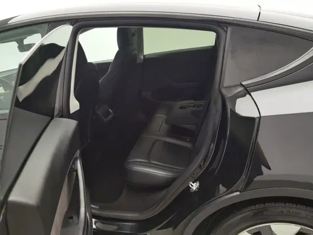 Tesla Model Y — Фото автомобиля 15