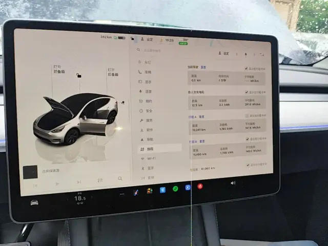 Tesla Model Y — Фото автомобиля 12