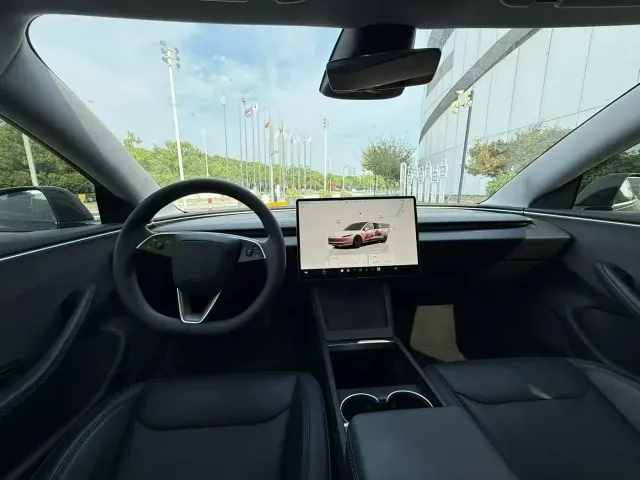 Tesla Model 3 — Фото автомобиля 4