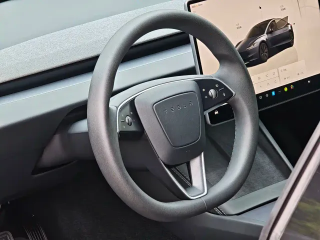 Tesla Model 3 — Фото автомобиля 13