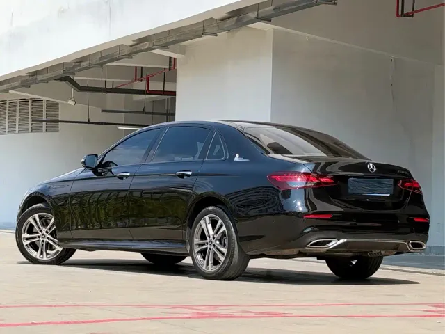 Mercedes-Benz E-Class — Фото автомобиля 4