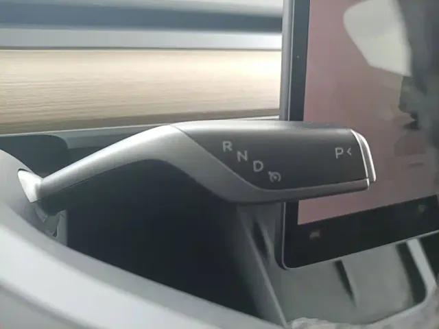 Tesla Model Y — Фото автомобиля 13