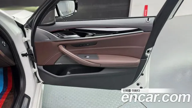 BMW 5 Series G30 — Фото автомобиля 24