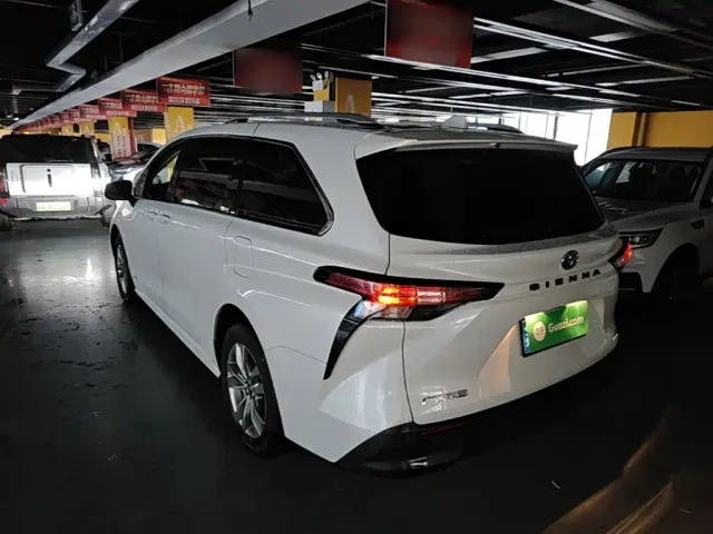Toyota Sienna — Фото автомобиля 4