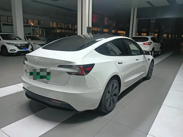 Tesla Model 3 — Фото автомобиля 8