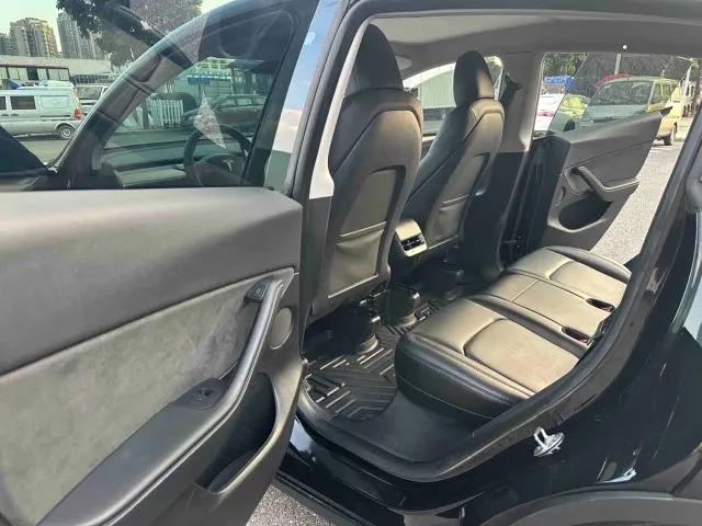 Tesla Model Y — Фото автомобиля 10