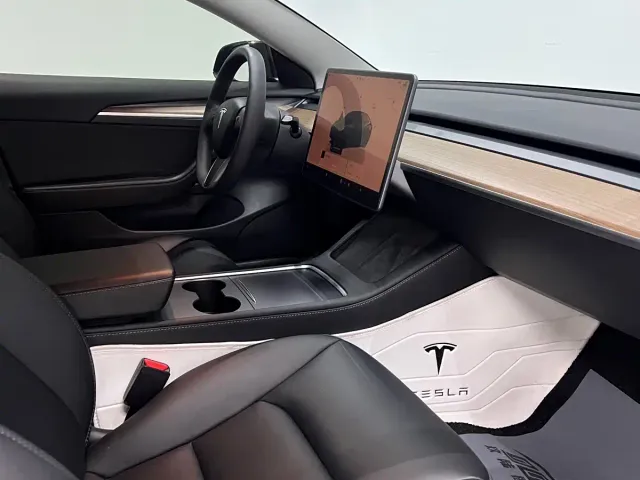 Tesla Model 3 — Фото автомобиля 9
