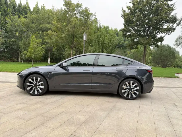 Tesla Model 3 — Фото автомобиля 5