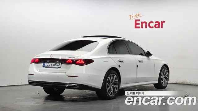 Mercedes-Benz E-Class — Фото автомобиля 2